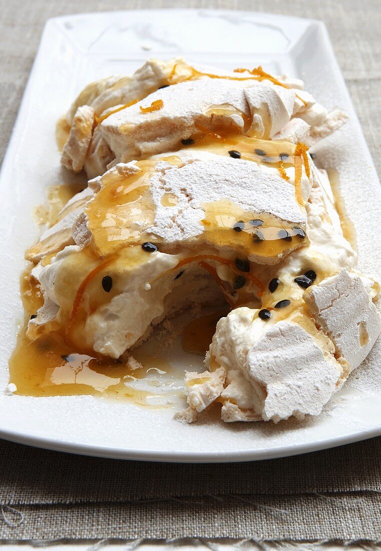 Meringue mit Passionsfruchtsauce