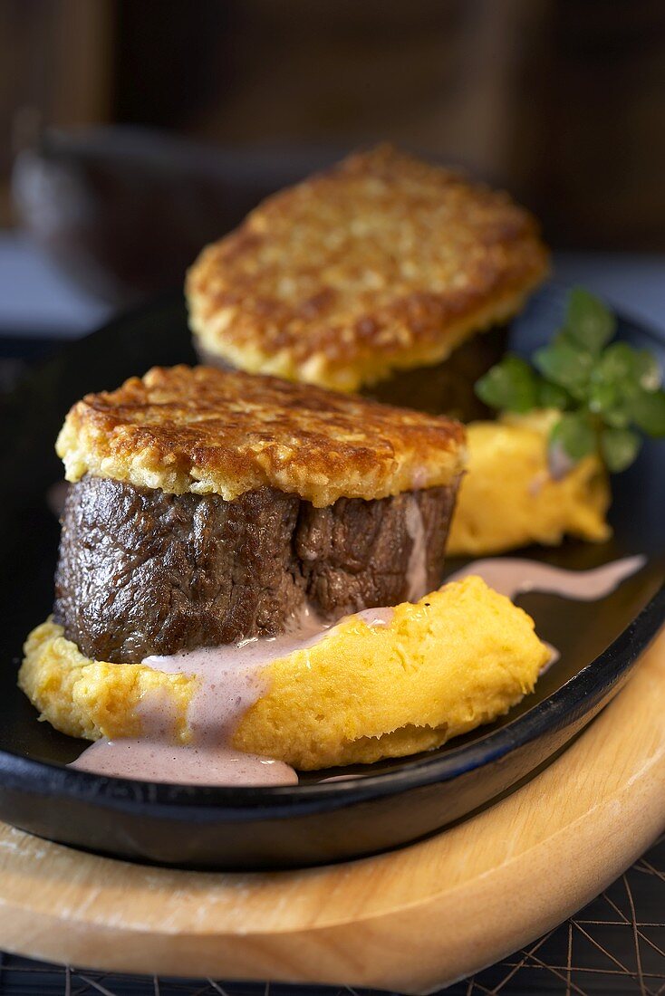 Straussenmedaillons mit Rösti und Polenta