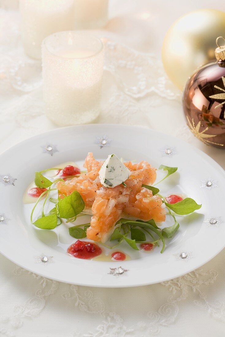 Star-shaped salmon tartare on toast (Christmas)
