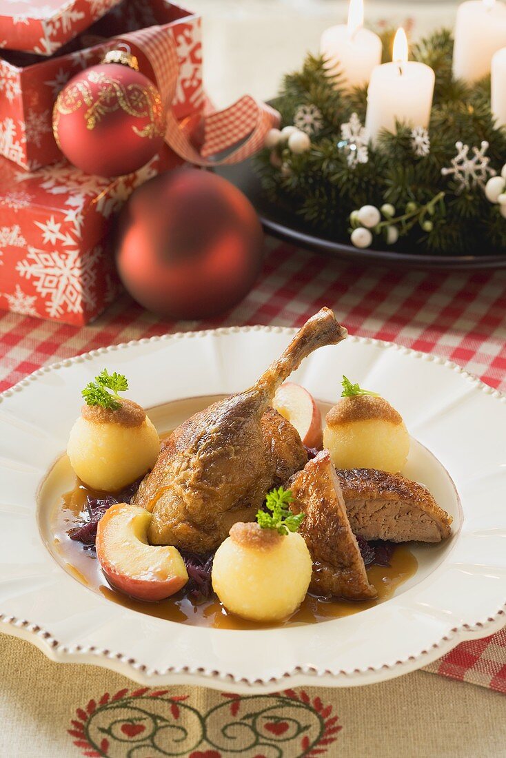 Ente mit Kartoffelklössen zu Weihnachten