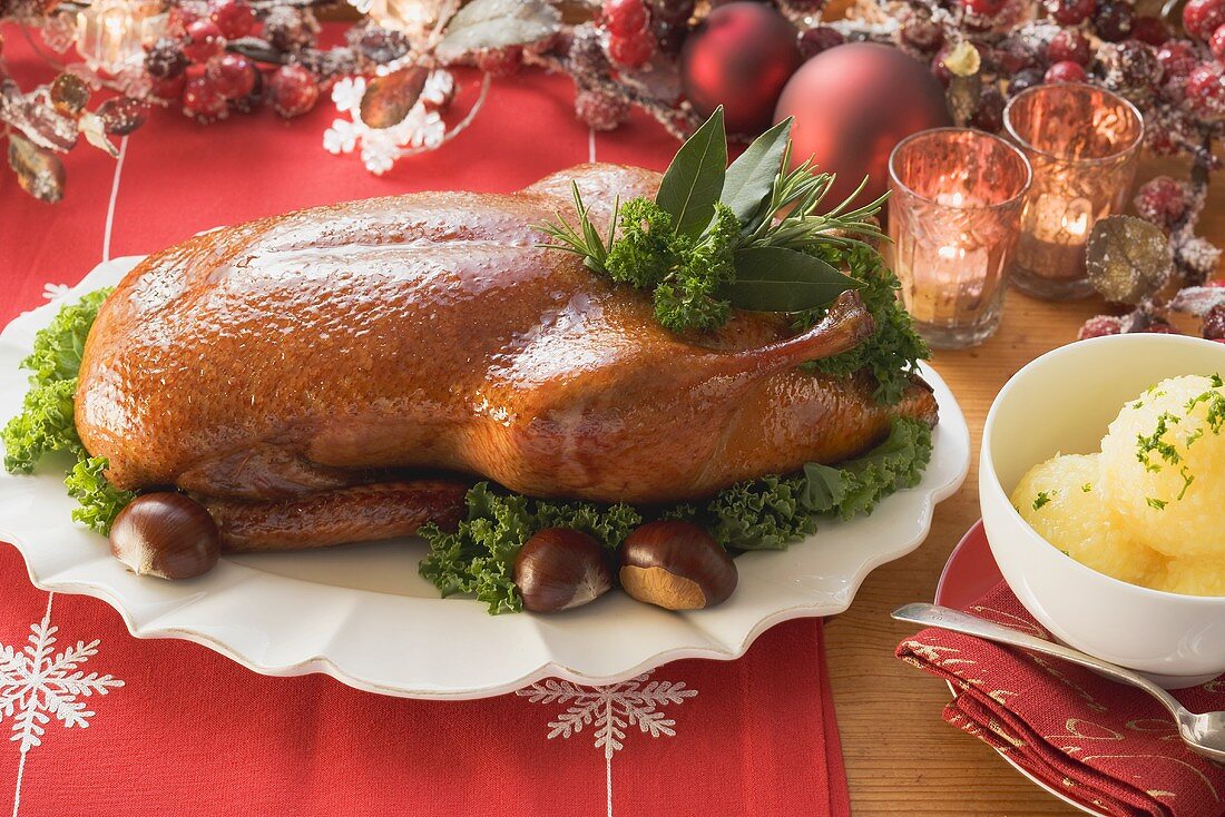 Gänsebraten und Kartoffelklösse zu Weihnachten