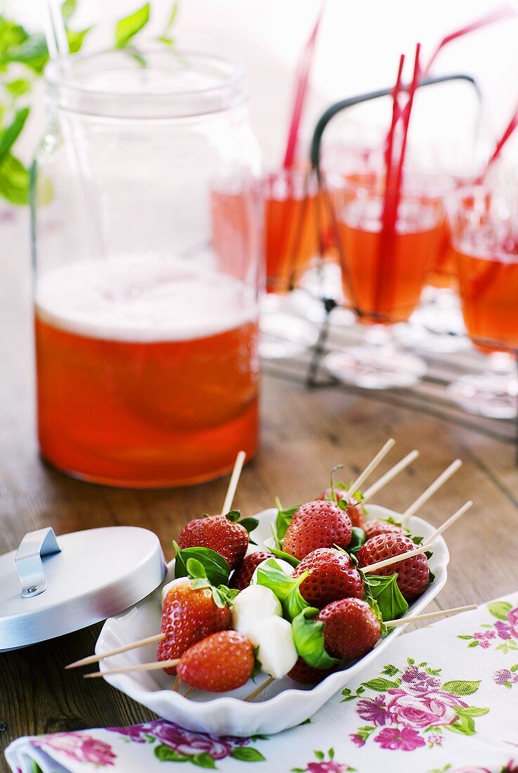 Erdbeer-Mozzarella-Spiesschen mit Basilikum