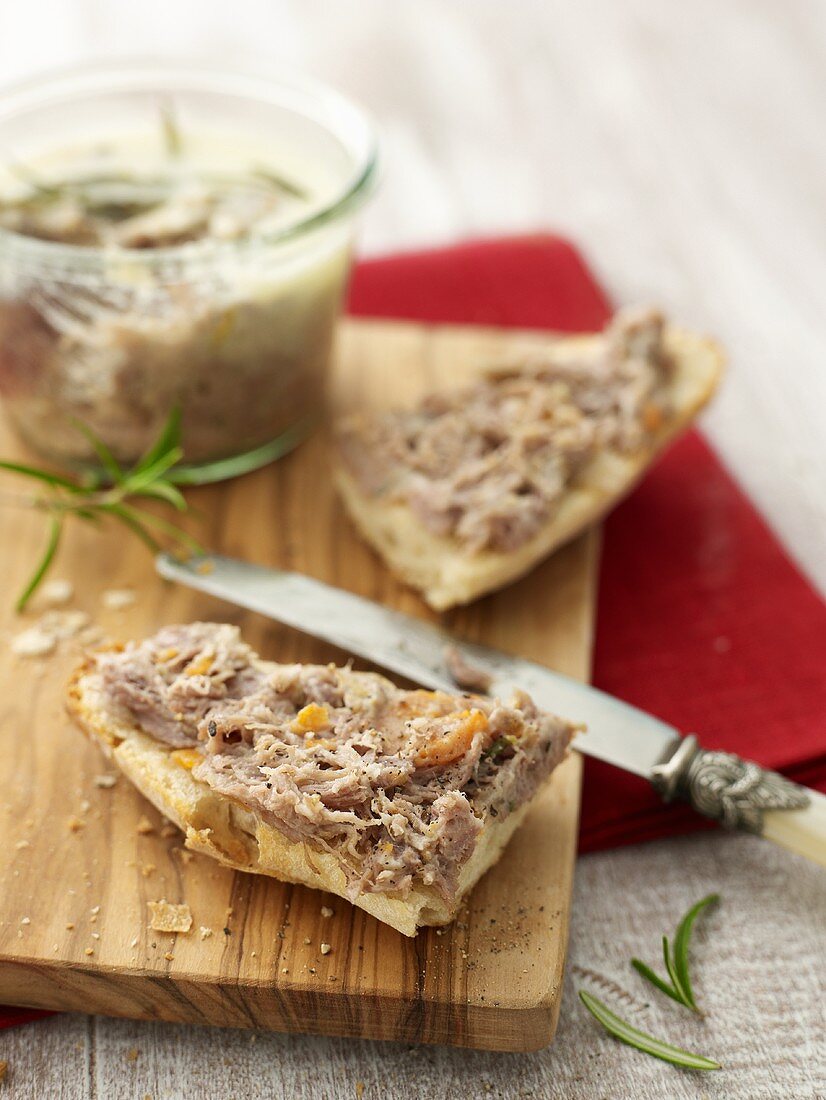 Rillette auf knusprigem Weißbrot