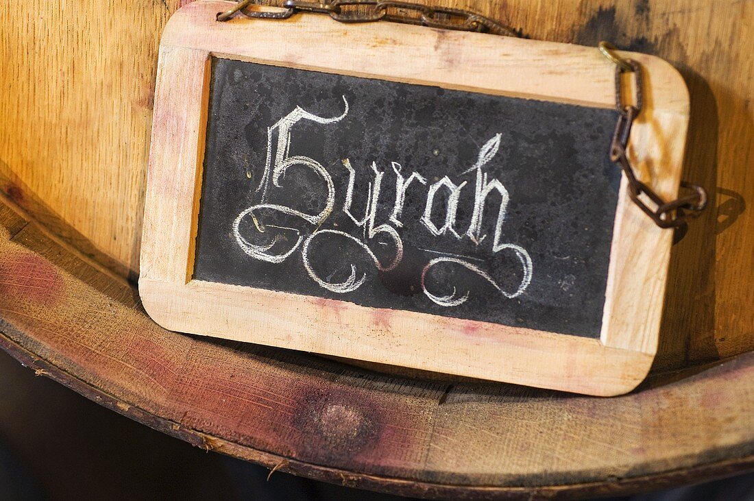 Syrah, Schrift auf Schiefertafel, Weinkellerei Leukersonne, Schweiz