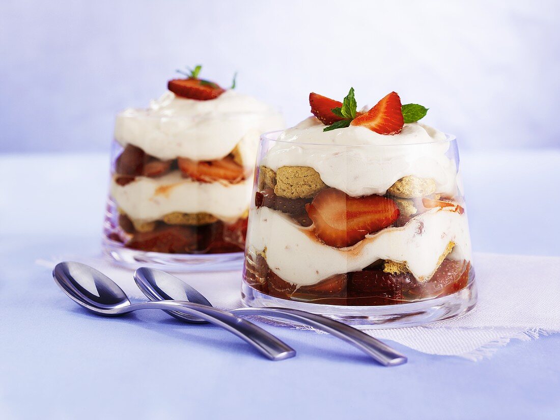 Layered strawberries and cream with amarettini