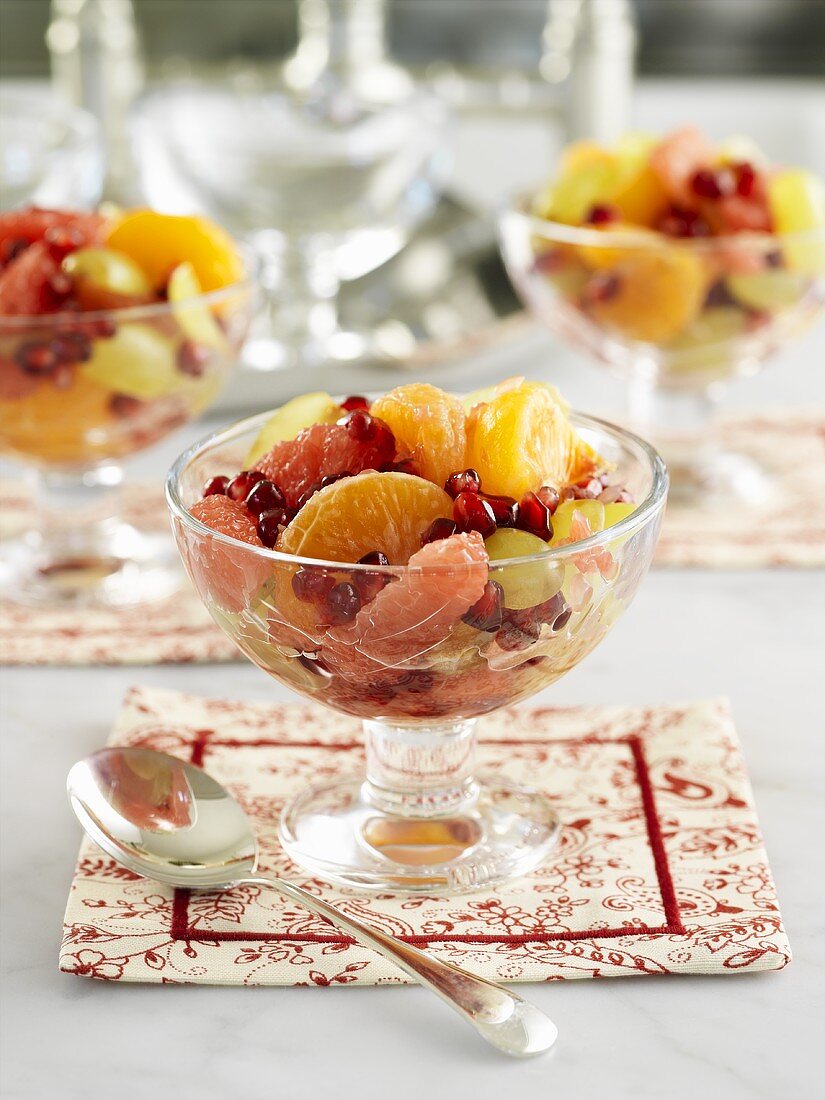 Fruchtsalat mit Granatapfelkernen zu Weihnachten