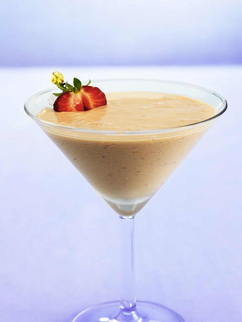 Amarula Cream Cocktail mit frischer Erdbeere im Martiniglas