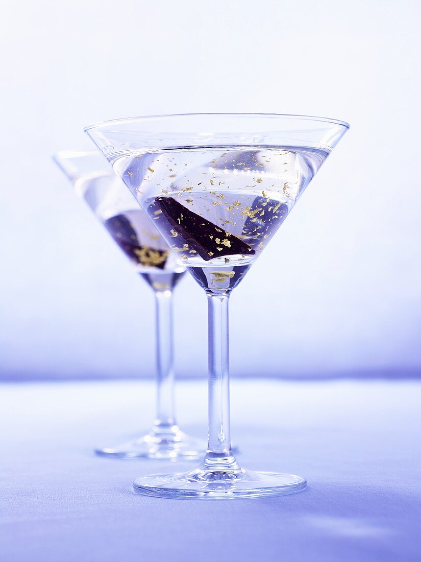 Zwei Martinis mit Blattgold