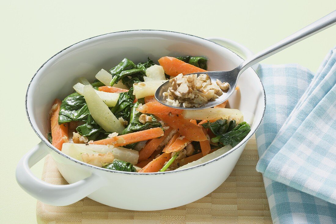 Kohlrabi and carrot sticks with spinach and walnuts
