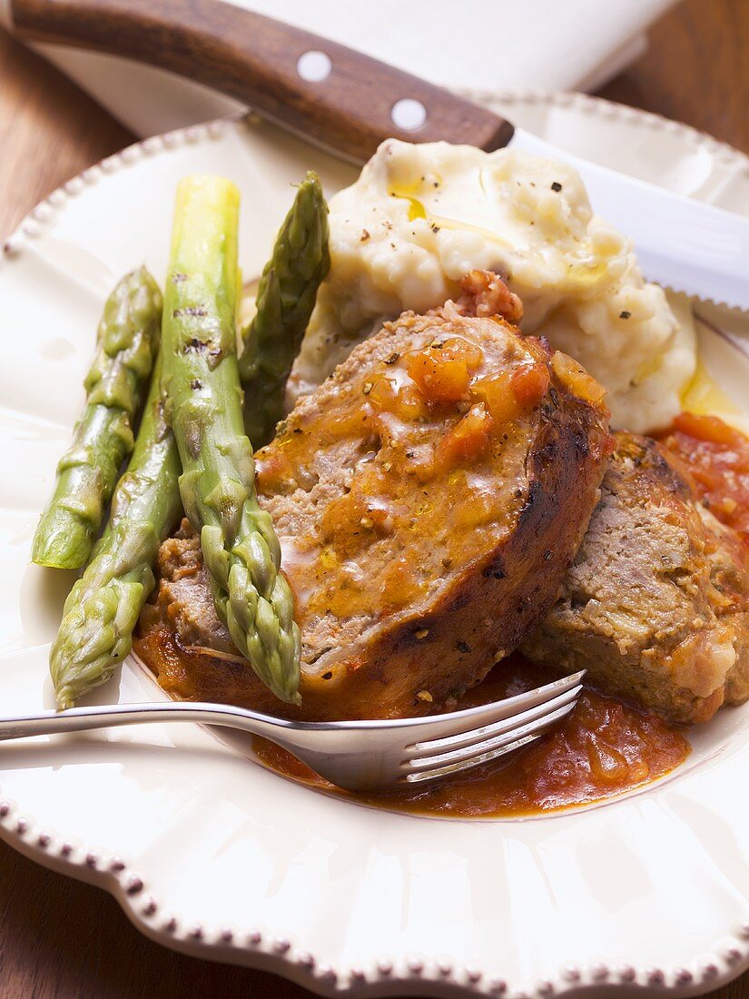 Hackbraten im Speckmantel mit Tomatensauce, Spargel, Püree