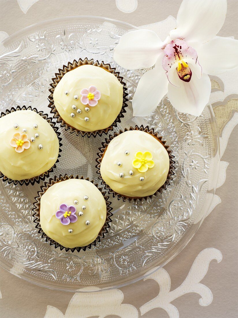 Vanille-Cupcakes mit Zuckerblüten verziert