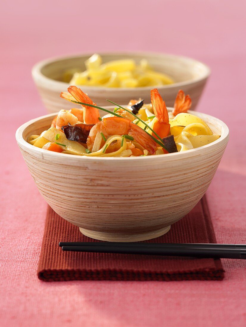 Chao Mian Xian (Fried noodles with prawns, China)