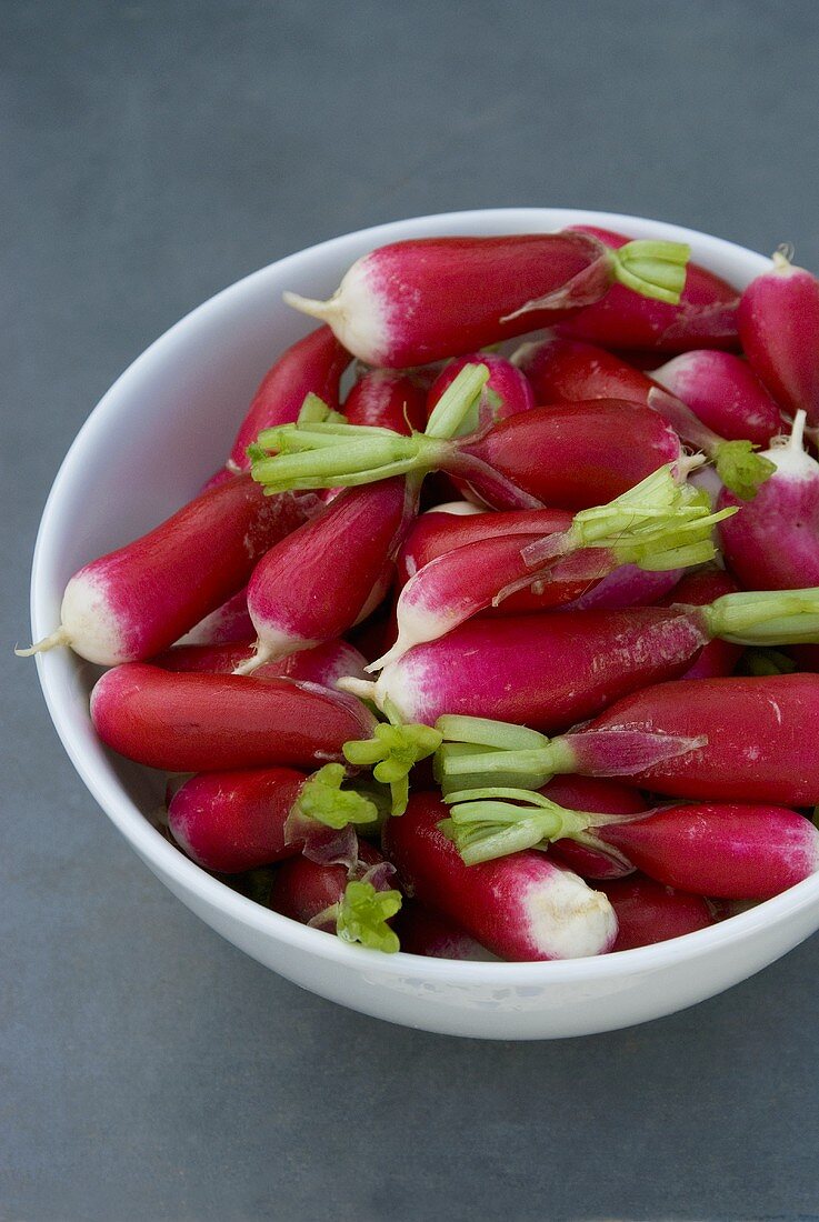 Elongated radishes in a bowl