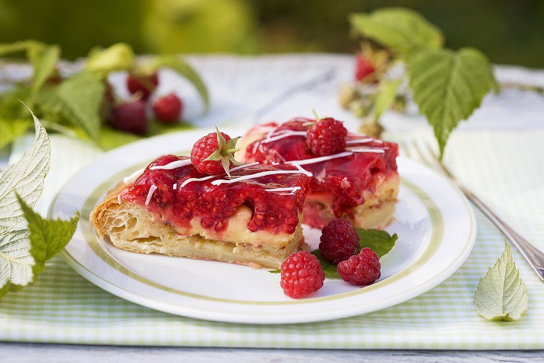 Himbeerkuchen mit Blätterteig und Vanillecreme