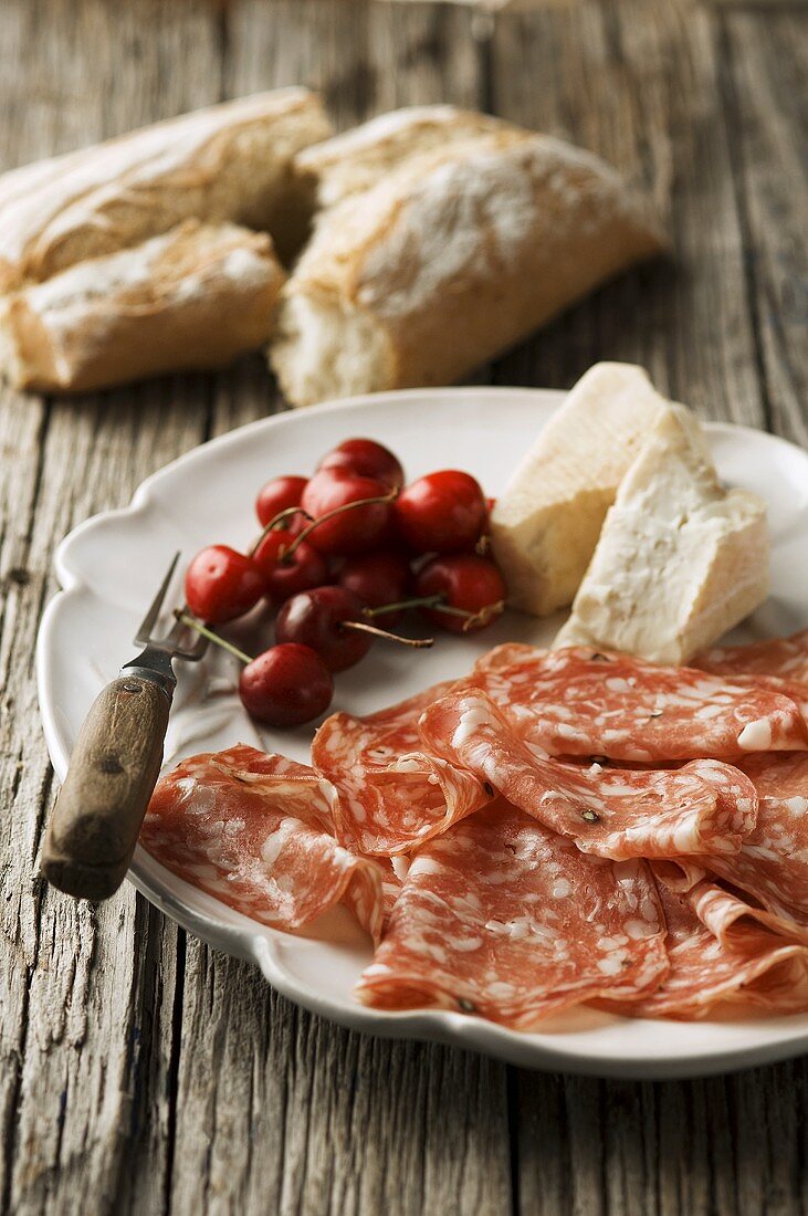 Salami, Käse, Kirschen und Weißbrot