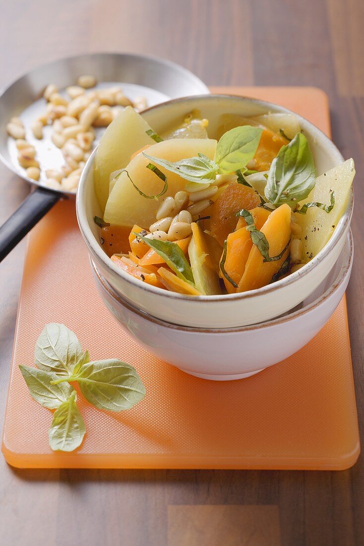 Kohlrabi-Möhren-Gemüse mit Pinienkernen