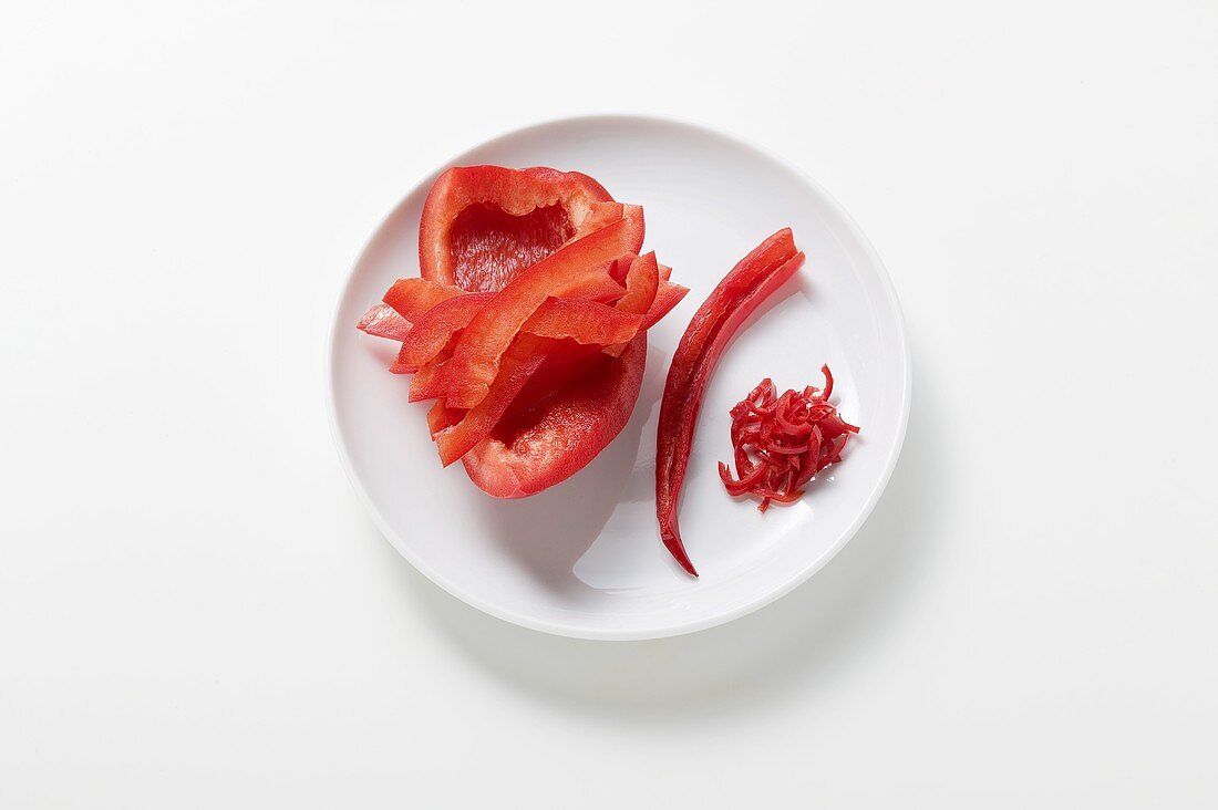 Red pepper and chilli, partly sliced and shredded