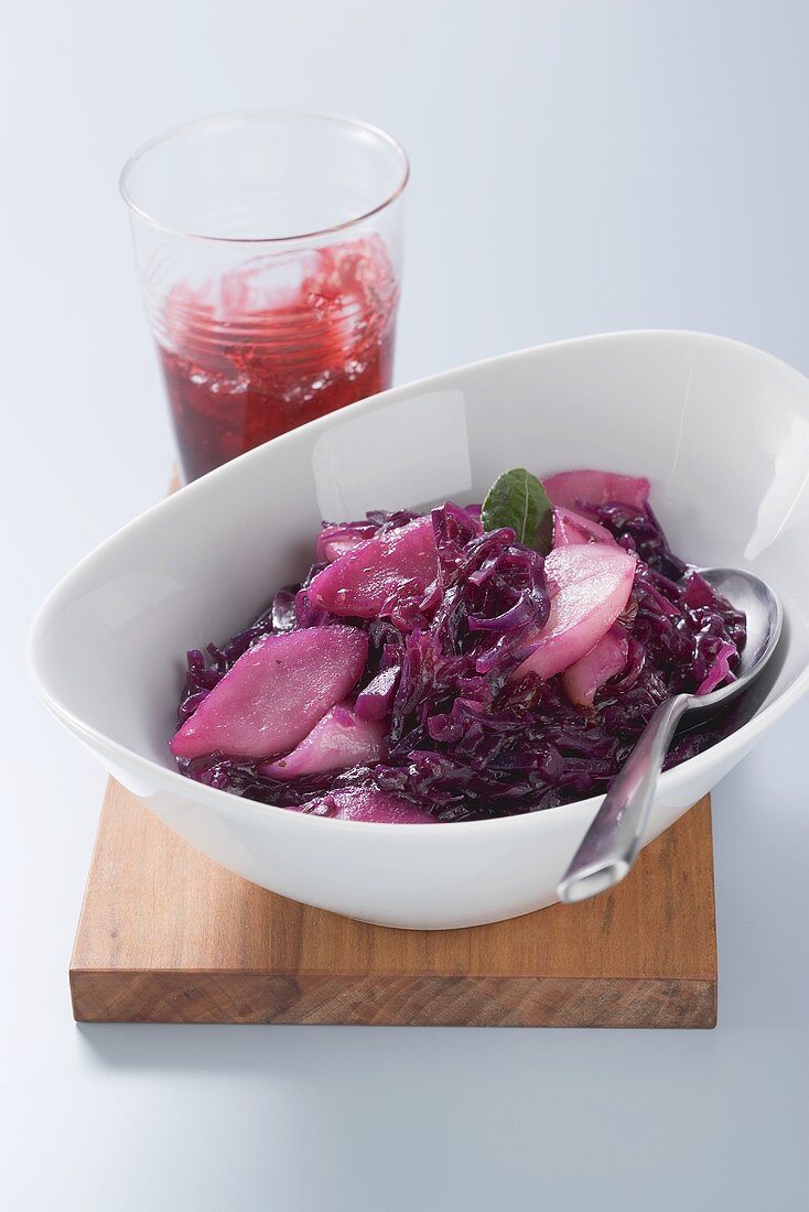 Red cabbage with pears