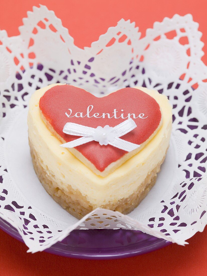 Herzförmiges Quarktörtchen zum Valentinstag auf Tortenpapier
