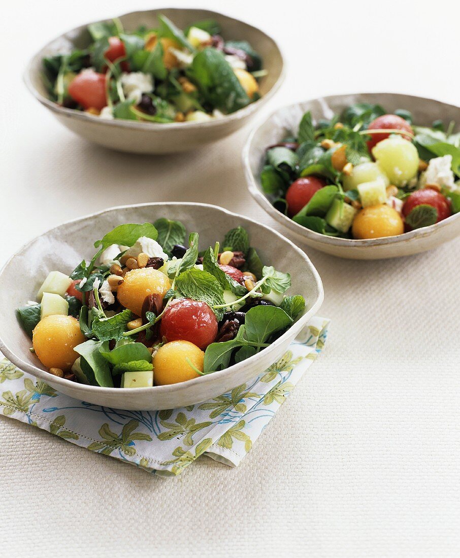 Melonensalat mit Brunnenkresse, Oliven, Gurken & Pinienkernen