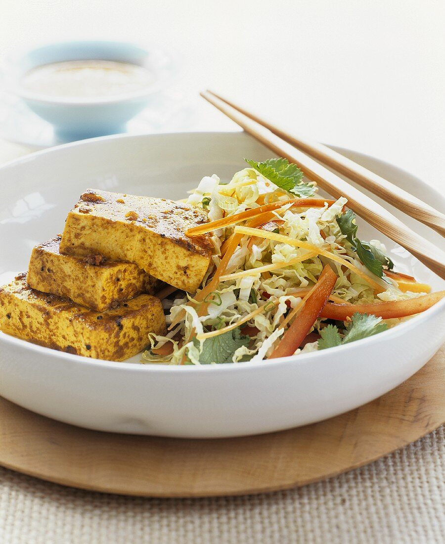 Chinakohlsalat mit Curry-Tofu