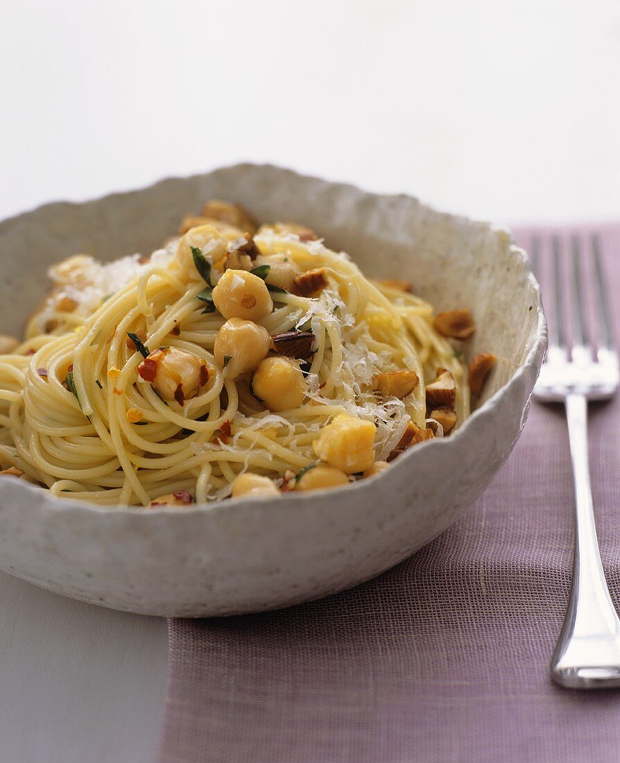 Spaghetti mit Kichererbsen, Mandeln & Chili