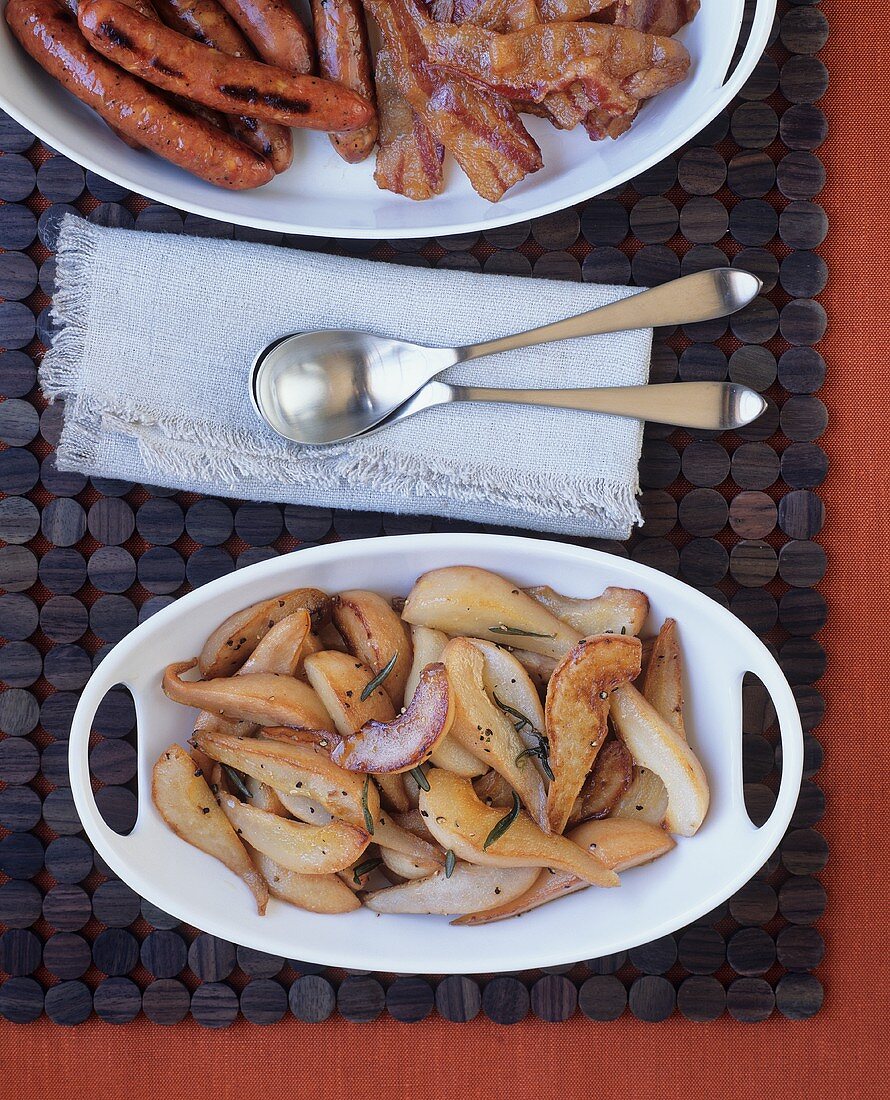 Fried apple and pear wedges (savoury accompaniment)
