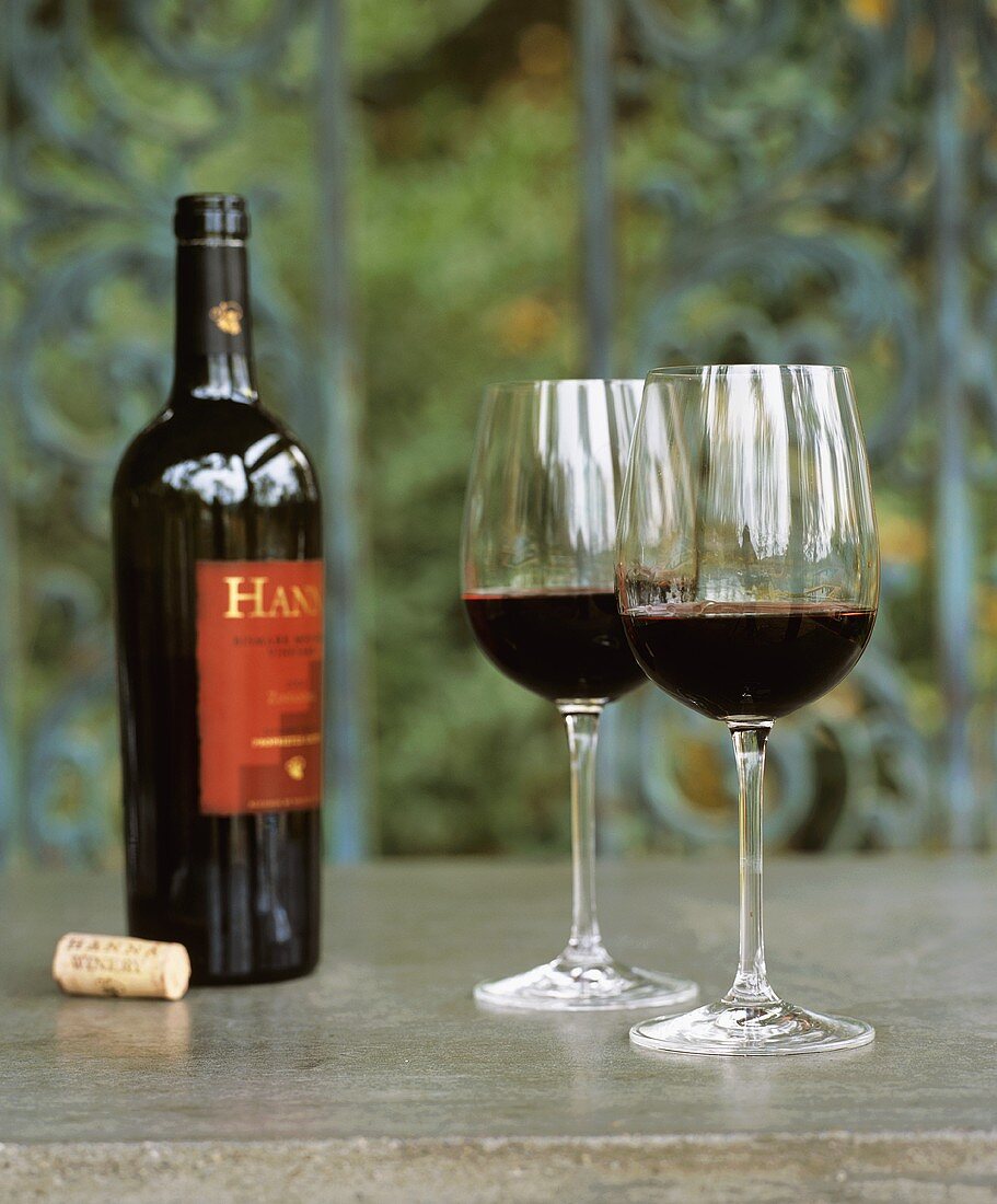 Rotweinflasche und zwei Gläser mit Rotwein