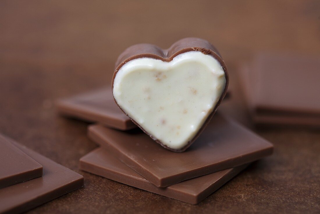 Herzförmige Schokoladenpraline auf Schokotäfelchen