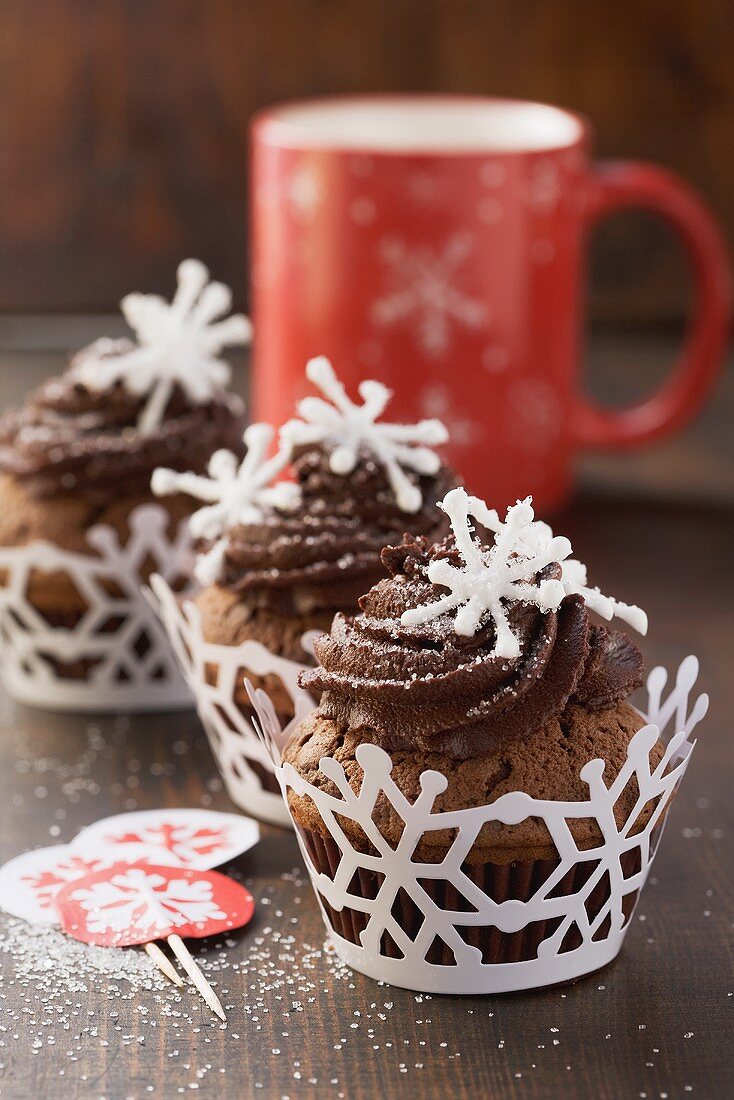 Schoko-Cupcakes mit Kaffeecreme und Zuckerornamente