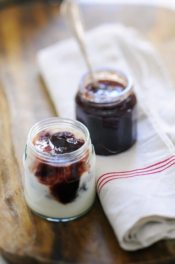 Joghurt mit Erdbeermarmelade