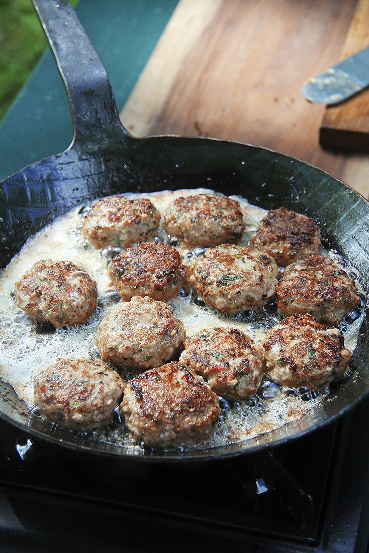 Frikadellen in einer Pfanne braten