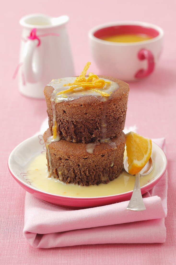 Mini-Schokokuchen mit weisser Schokosauce und Orangen