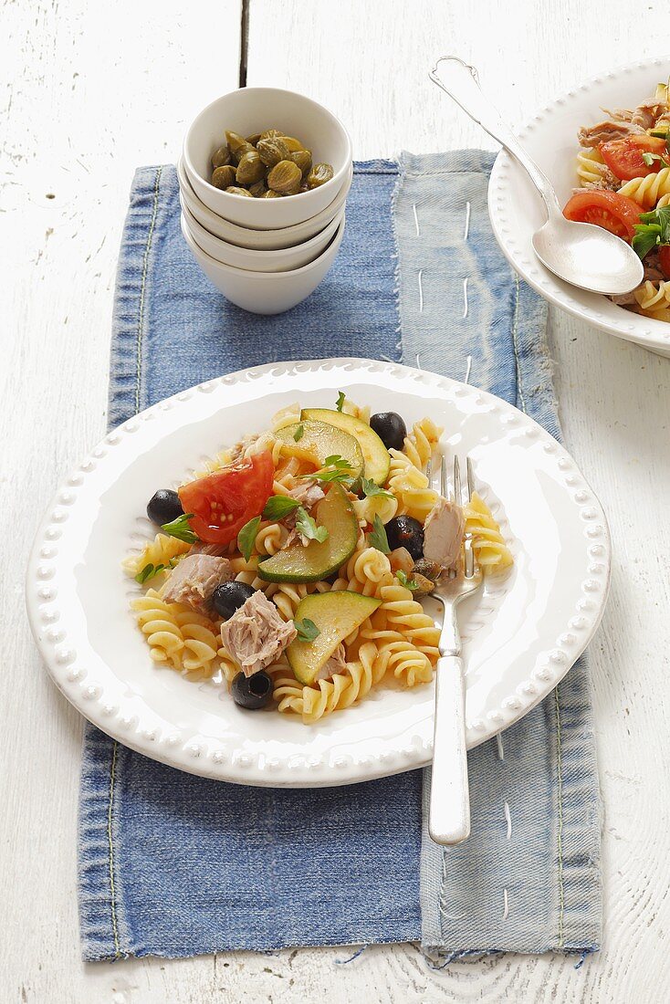 Fusilli mit Thunfisch, Zucchini, Tomaten und Oliven