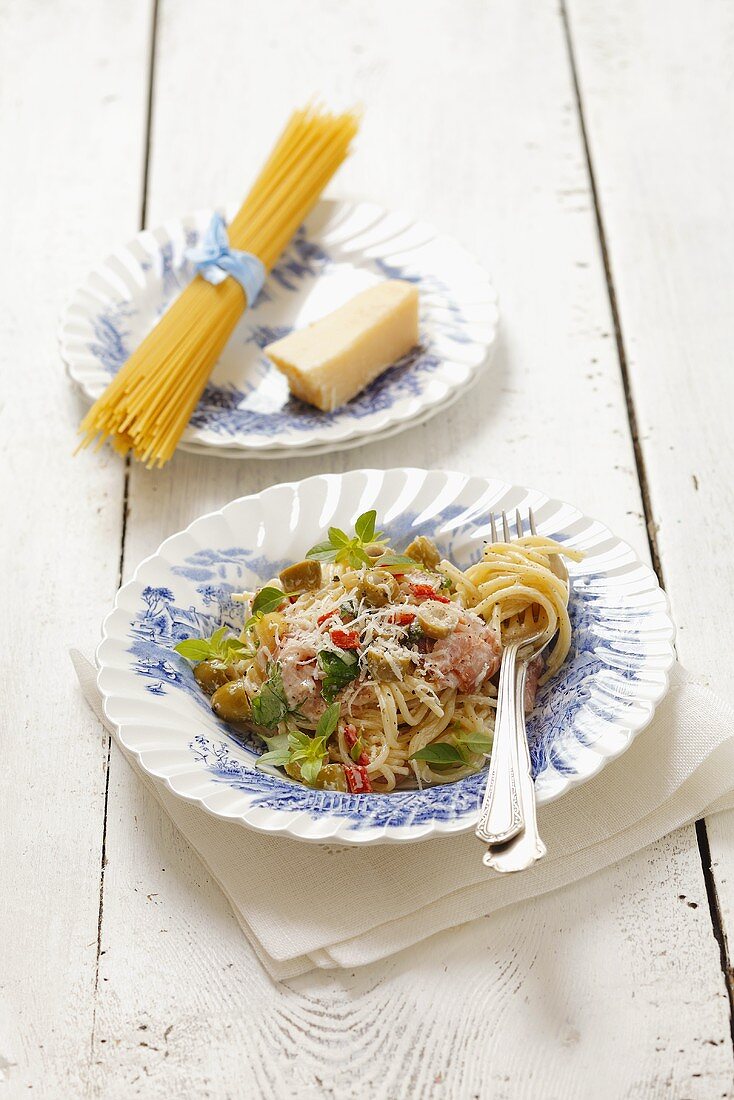Spaghetti with ham, green olives and Parmesan