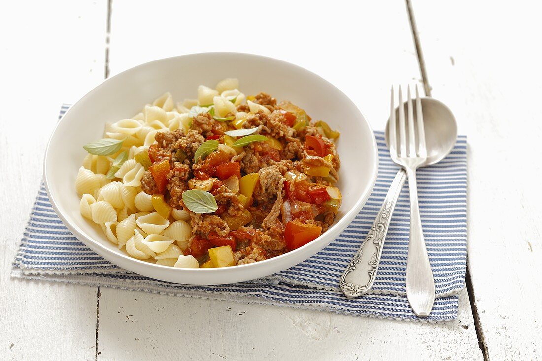 Muschelnudeln mit Hackfleischragout und Paprikaschoten