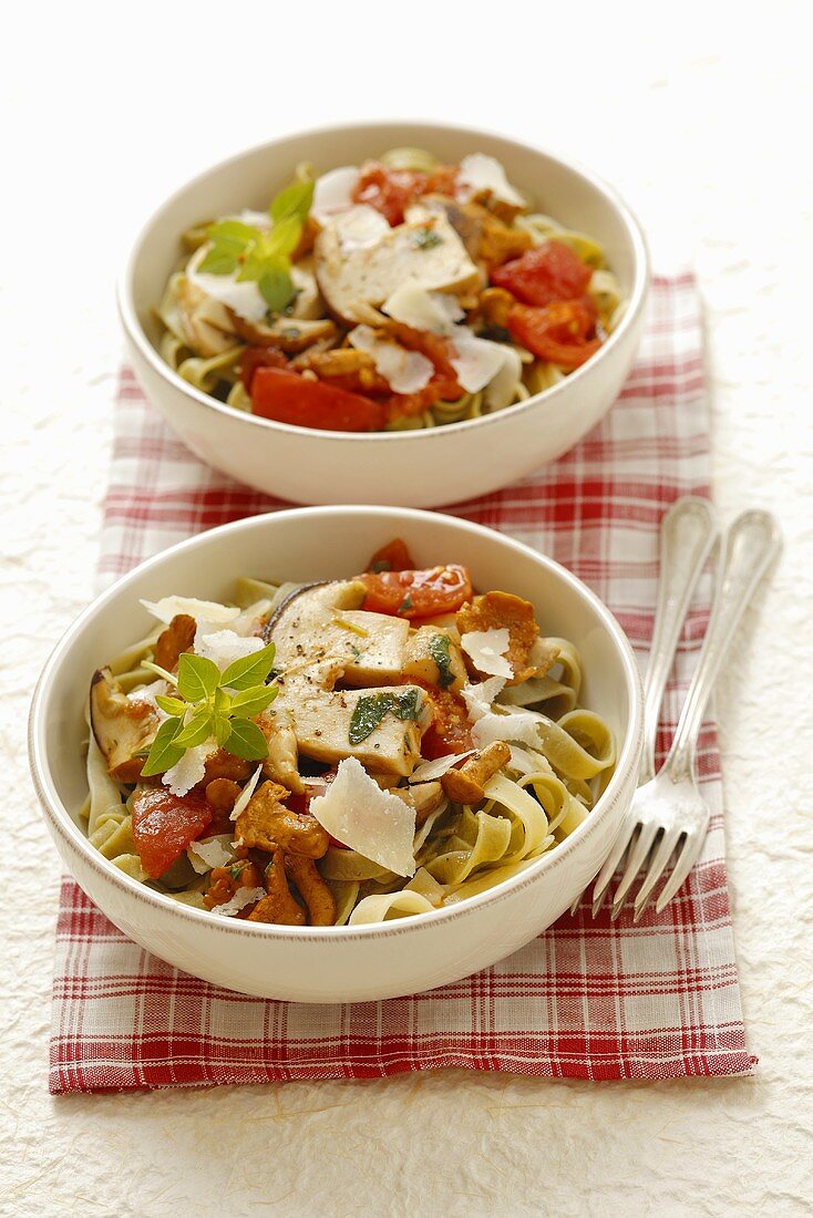 Tagliatelle with mushrooms and tomatoes