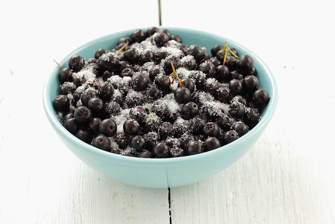 Apfelbeeren mit Zucker in Schüssel