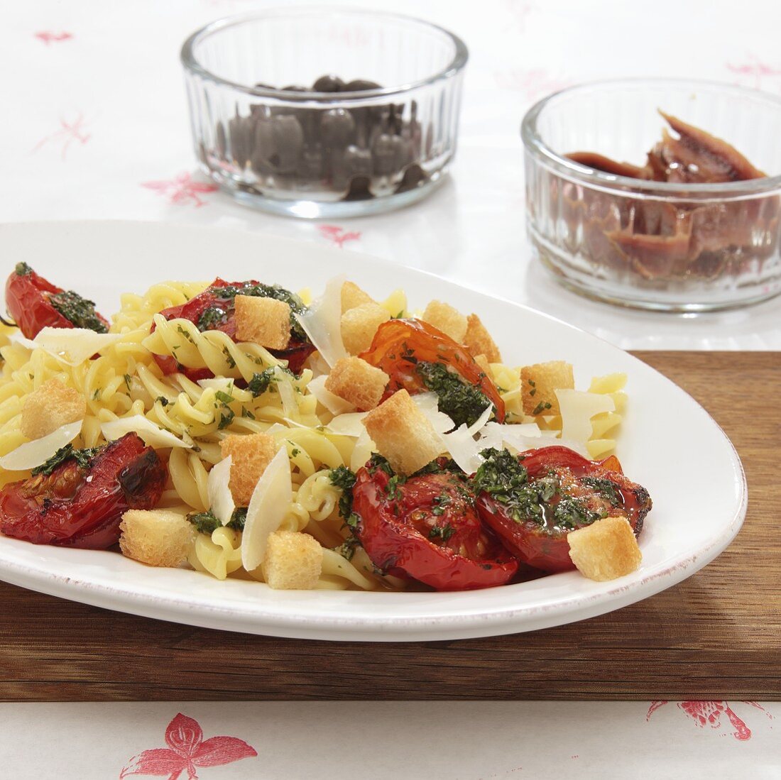 Nudelsalat mit Kräutertomaten, Pecorino und Croûtons