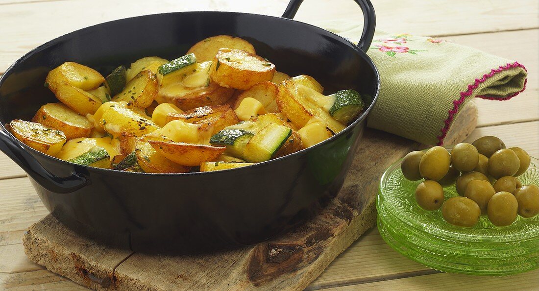 Fried potatoes with courgettes and cheese