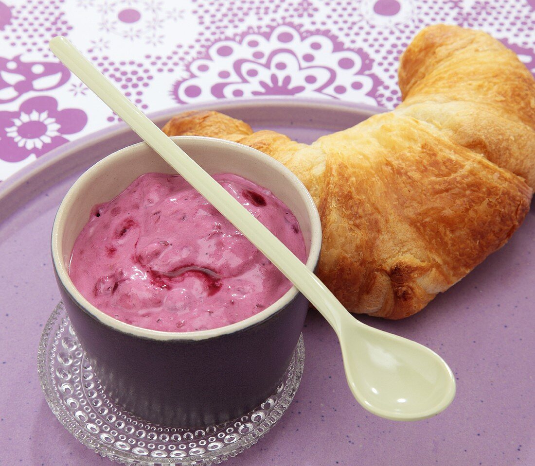 Beerenquark mit Croissant