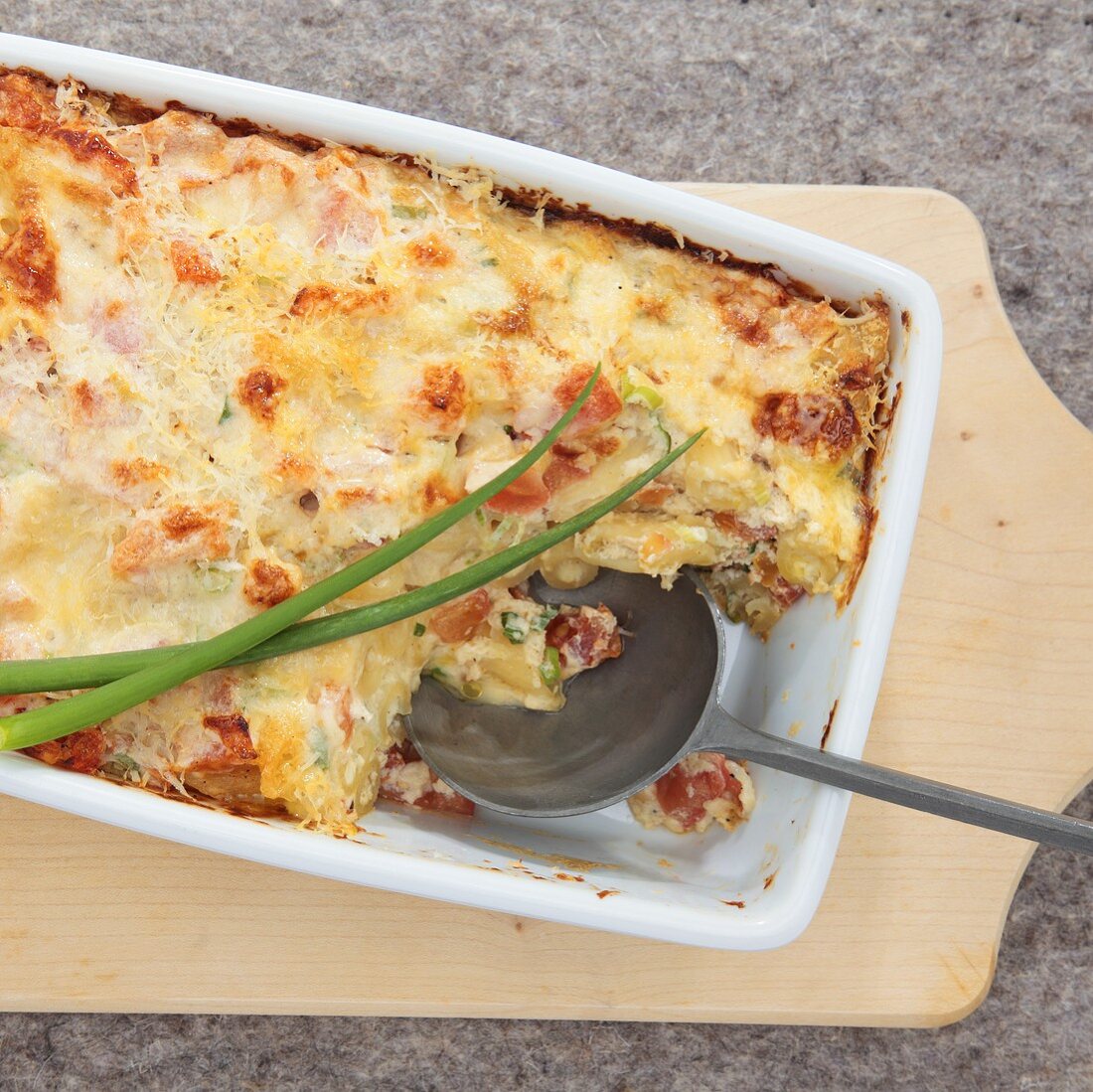 Pasta bake with tomatoes, spring onions and ricotta