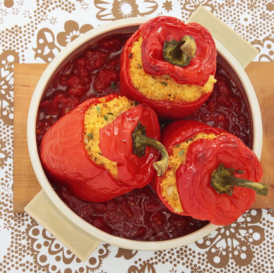 Gefüllte Paprikaschoten mit Couscous auf Tomatensauce