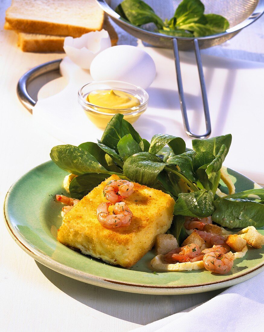 Feldsalat mit Krabben und Backkäse