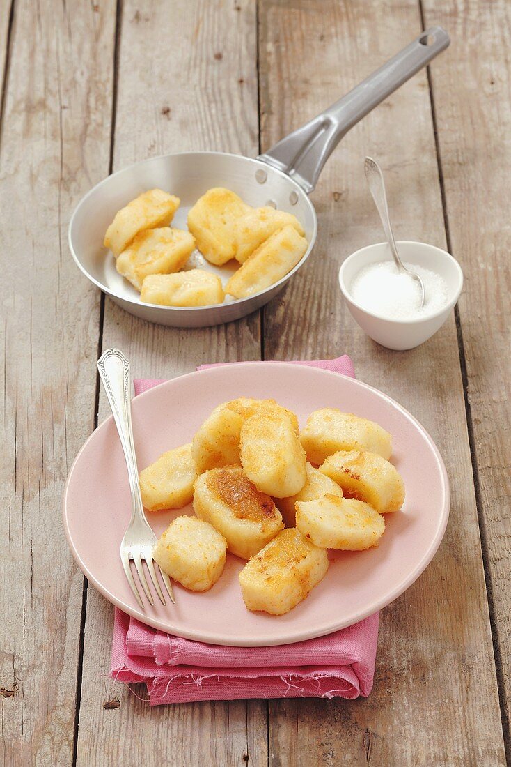 Leniwe (quark dumplings with buttered crumbs and sugar, Poland)