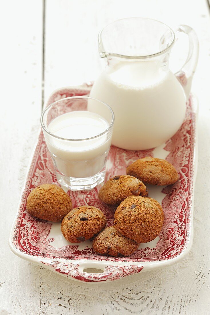 Ginger biscuits and milk