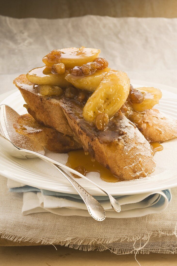French toast with bananas and raisins