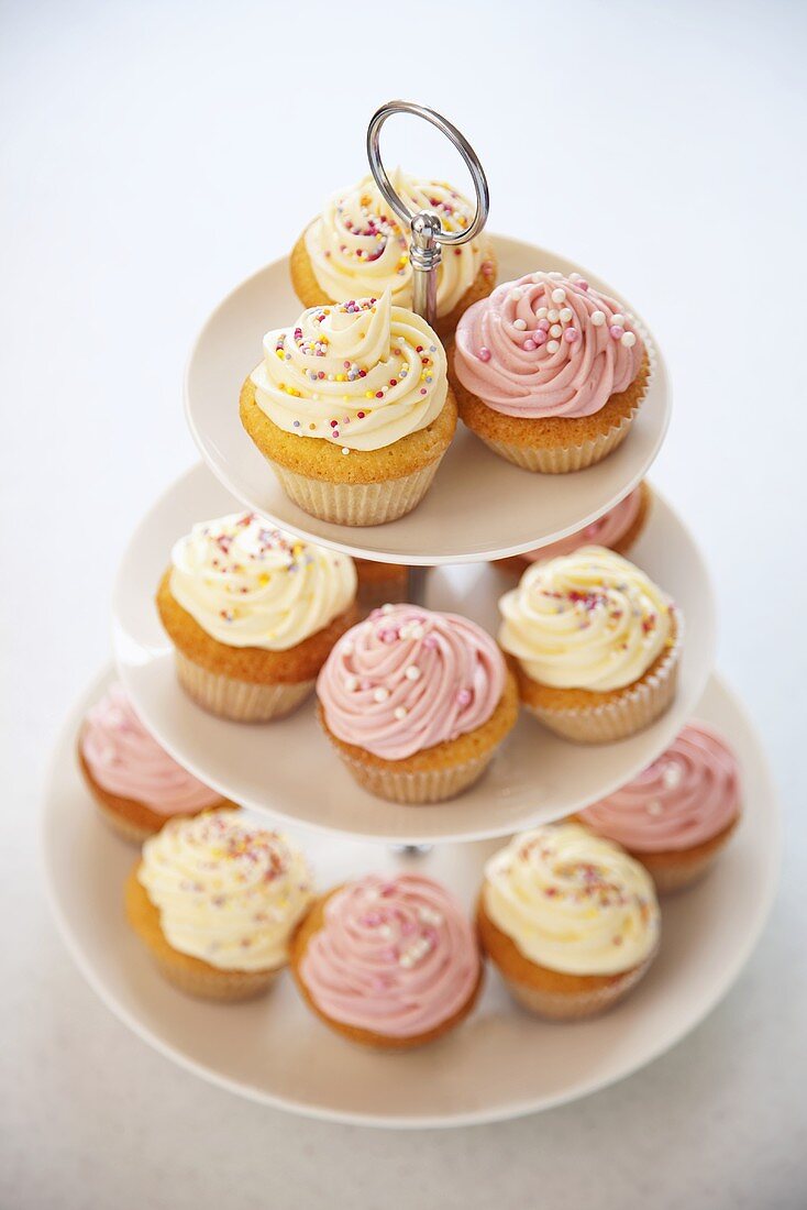 Viele Cupcakes auf Etagere