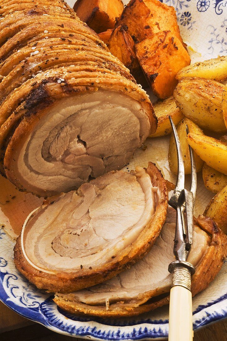 Schweinebraten, angeschnitten, mit Gemüsebeilage