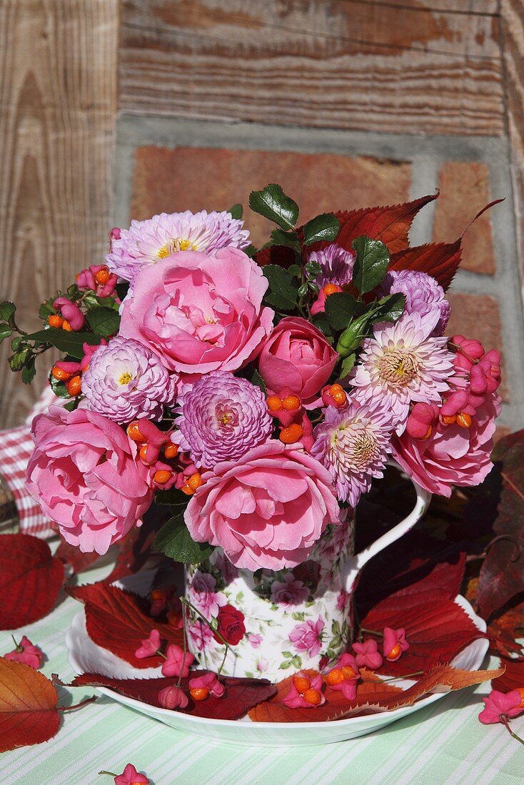 Herbstlicher Blumenstrauss mit Rosen und Astern